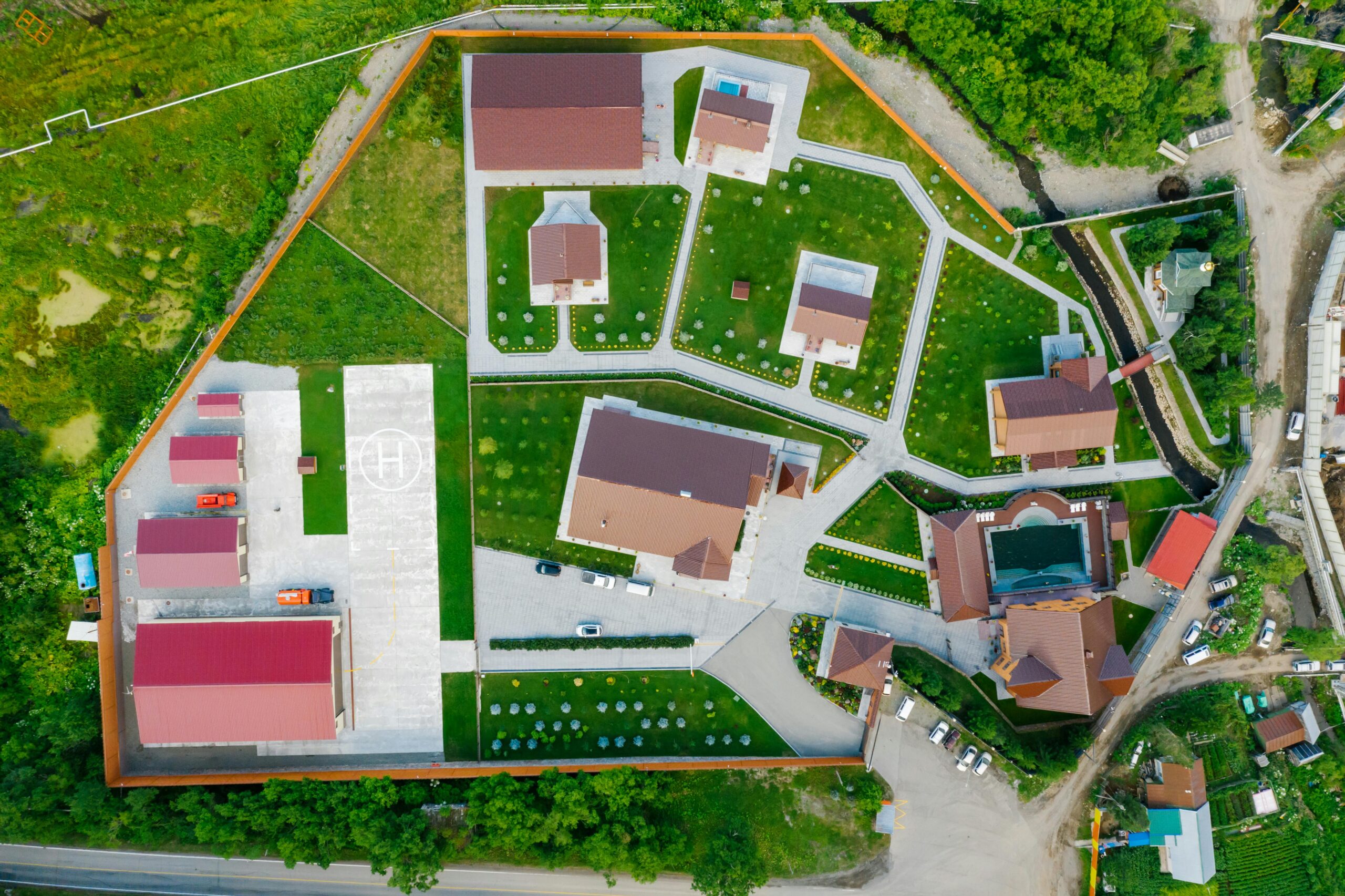 Czy podmurówki betonowe sprawdzą się w montażu przy każdym rodzaju ogrodzeń?